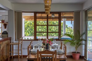 Dining - Spacious hideaway with ocean views and fine eatery (00000)