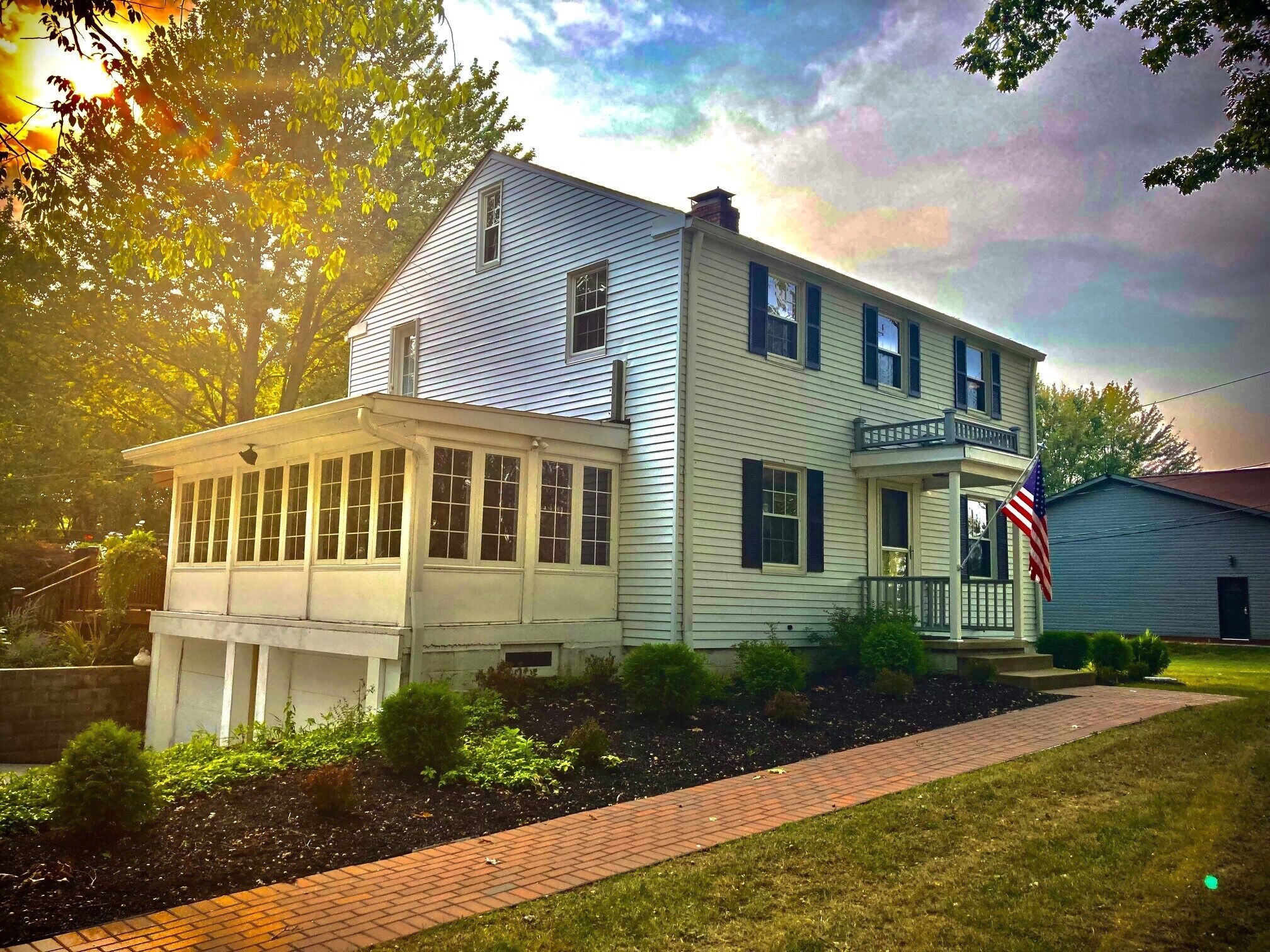 Free Kayaks! Lakeview Nautical private guest suite.