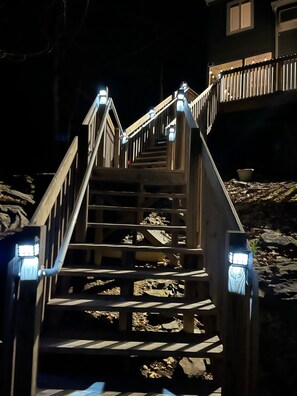 Property grounds - Pocono Mtn Lofthouse! 4BR Fireplace Firepit Gas BBQ 4Season Comm Pools Amenities (Bushkill)