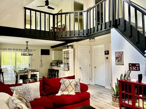 Smart TV, fireplace, books - Pocono Mtn Lofthouse! 4BR Fireplace Firepit Gas BBQ 4Season Comm Pools Amenities (Bushkill)