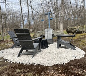 Property grounds - Pocono Mtn Lofthouse! 4BR Fireplace Firepit Gas BBQ 4Season Comm Pools Amenities (Bushkill)