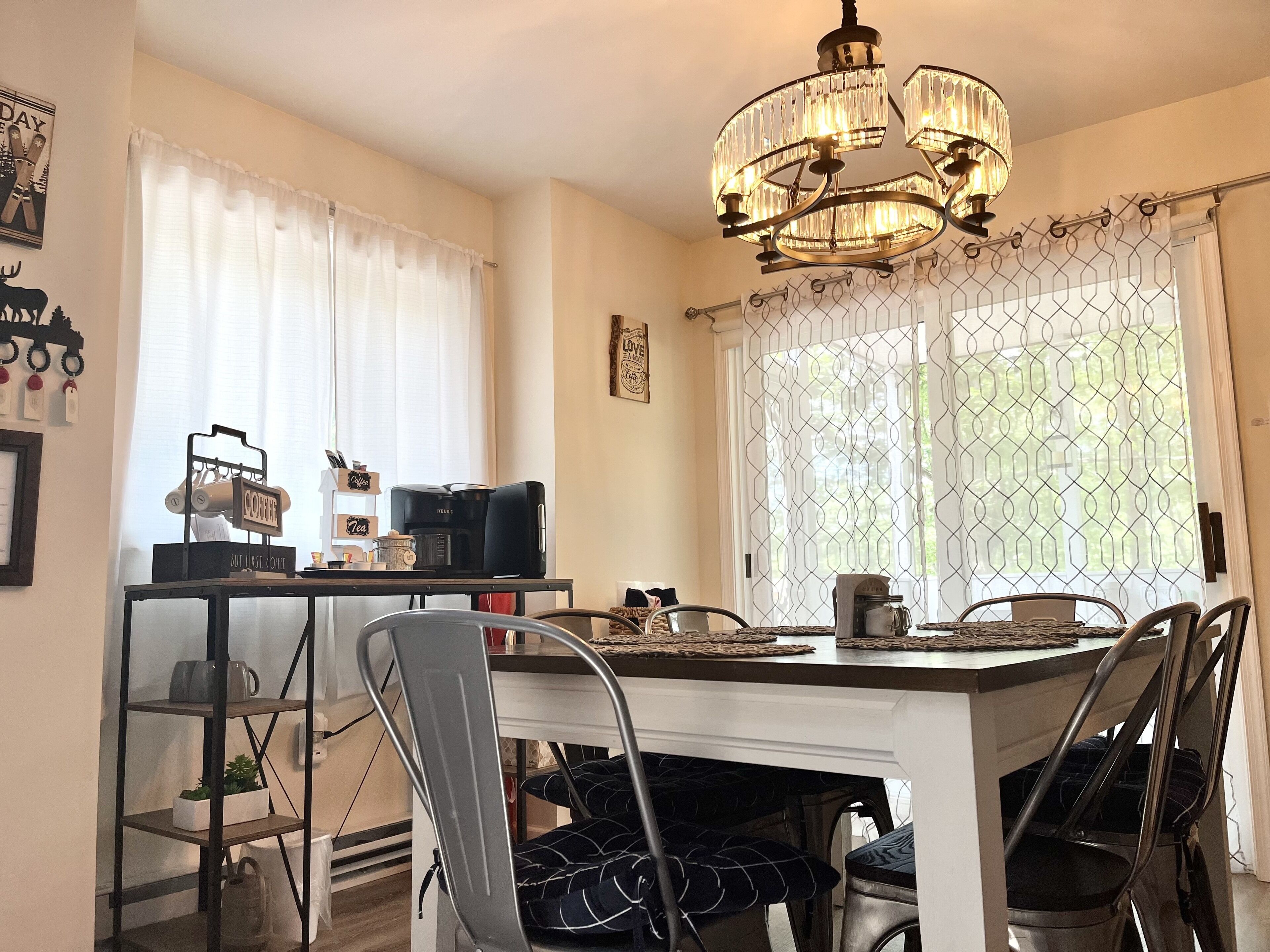 Pocono Mtn Lofthouse! 4BR Fireplace Firepit Gas BBQ 4Season Comm Pools Amenities