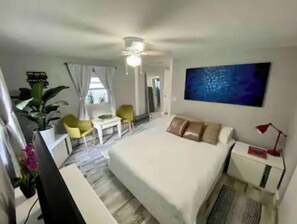 1 habitación, caja de seguridad en la habitación y escritorio 