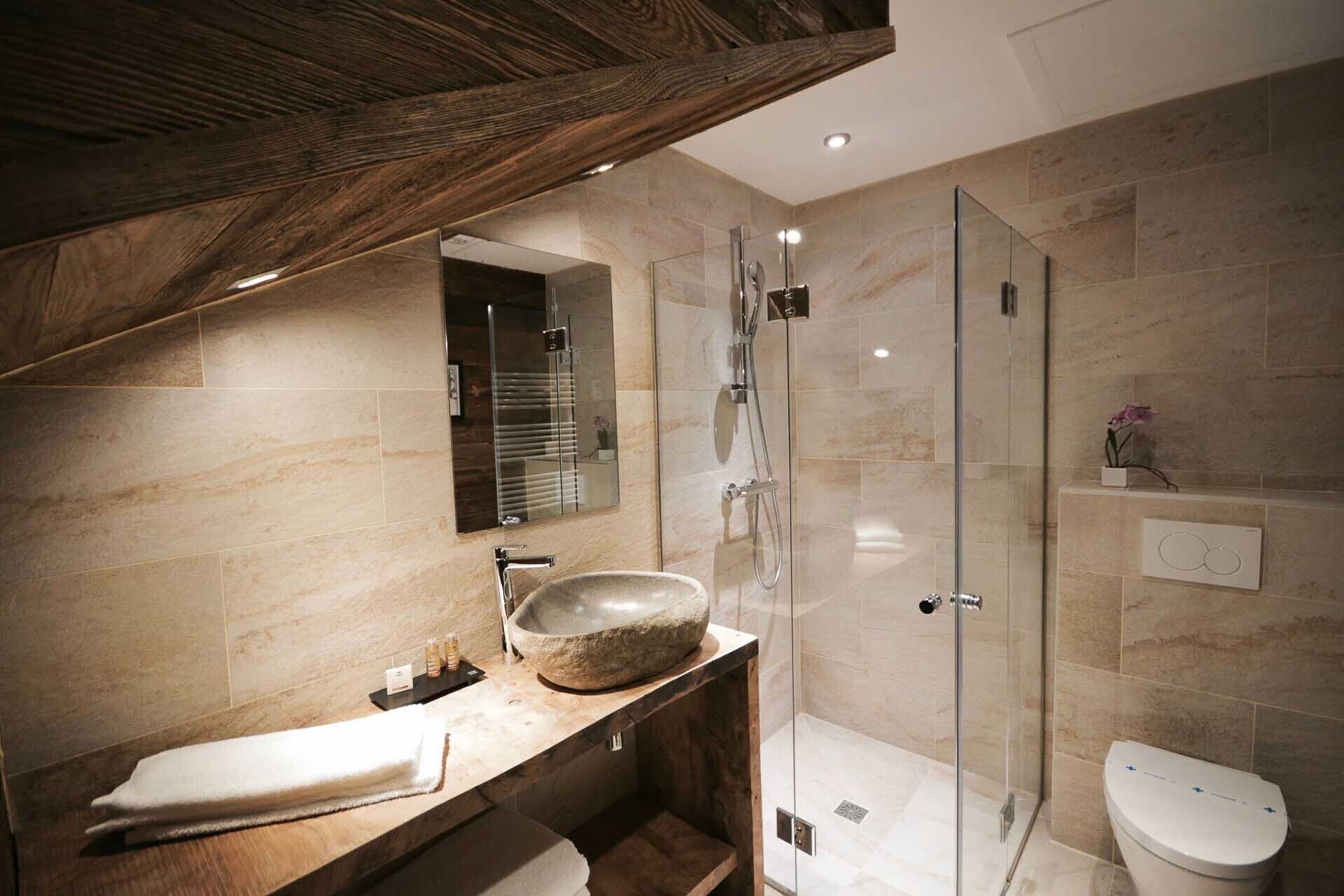 Een douche, een haardroger, handdoeken, zeep