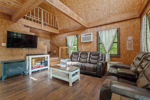 Windchimes Cabin | Living area