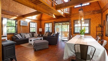 Windchimes Cabin | Living area