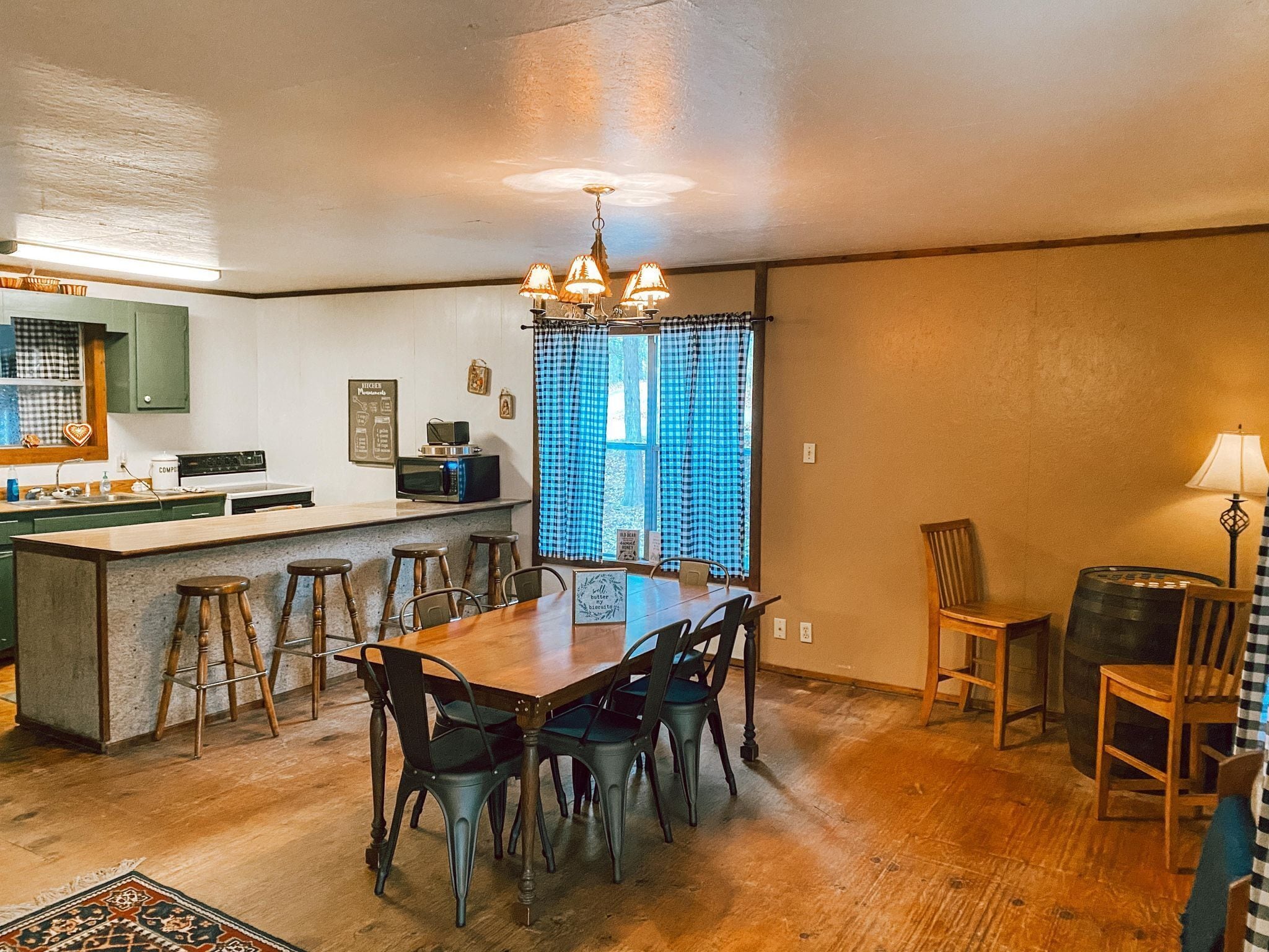 Magnolia Cabin | Dining room