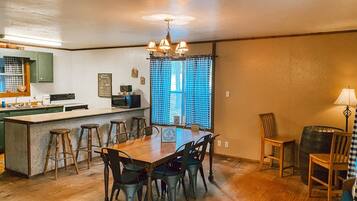 Magnolia Cabin | Dining room