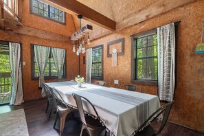 Windchimes Cabin | Opholdsområde | Fladskærms-tv
