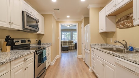 Fridge, microwave, oven, stovetop. Cheerful Coastal Home. Close to Beach, 4Br/2Ba, Sleeps 13 guests