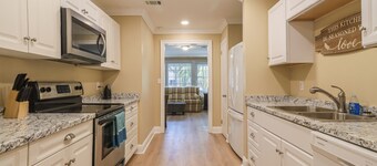 Cheerful Coastal Home. Close to Beach, 4Br/2Ba, Sleeps 13 guests