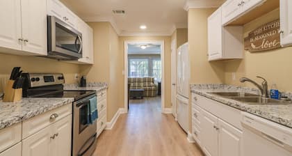 Cheerful Coastal Home. Close to Beach, 4Br/2Ba, Sleeps 13 guests