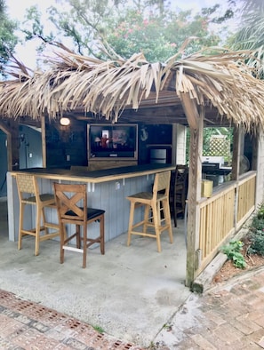 Outdoor dining - Cheerful Coastal Home. Close to Beach, 4Br/2Ba, Sleeps 13 guests (Gulfport)