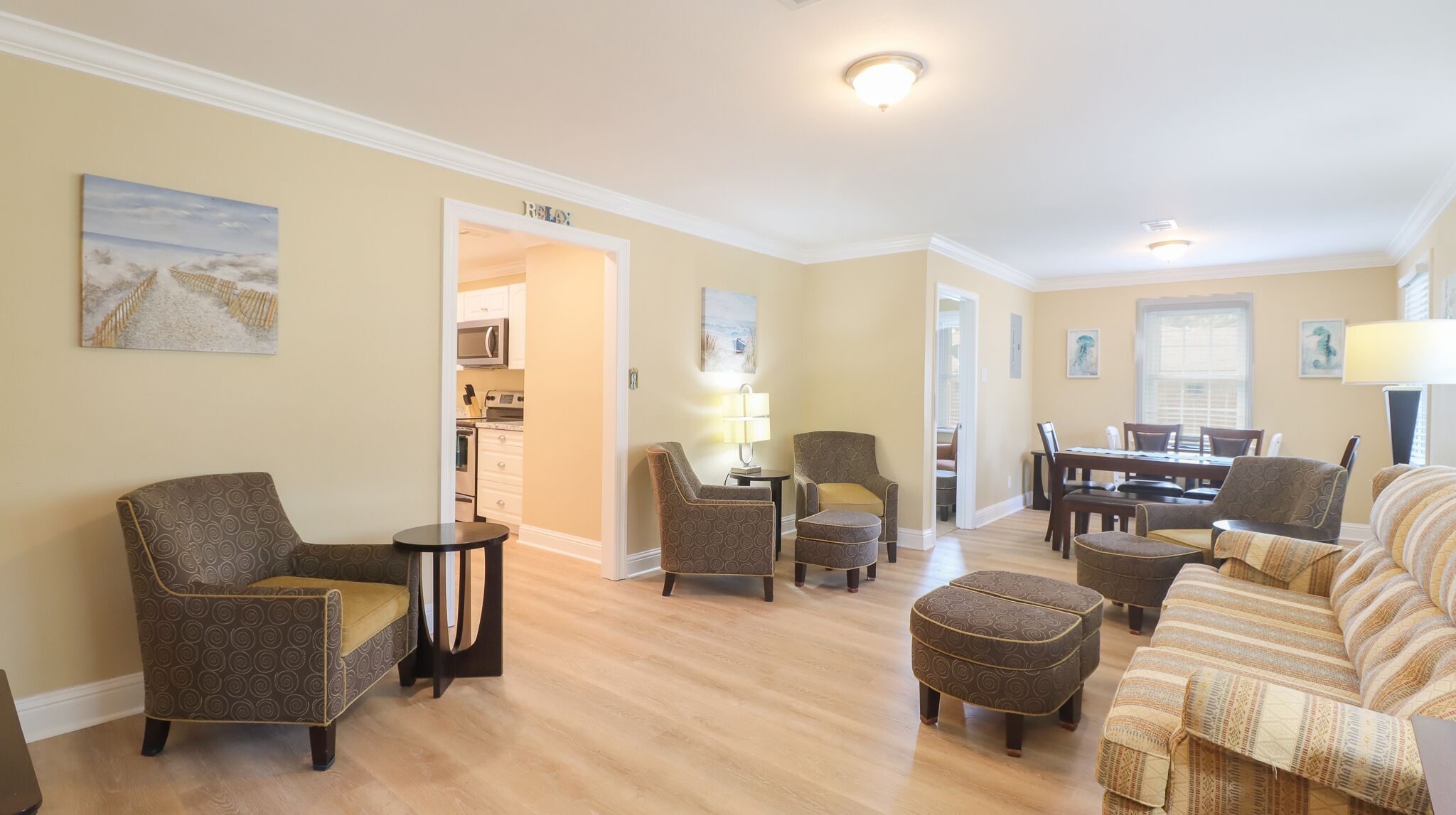 Cheerful Coastal Home. Close to Beach (Sleeps 13)