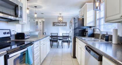 Cozy 3/2 in Orange Park, Pet Friendly.