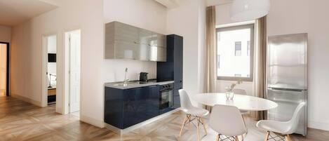Full-sized fridge, microwave, oven, stovetop
