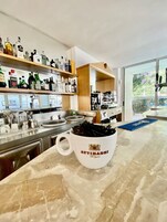 Bar junto a la piscina