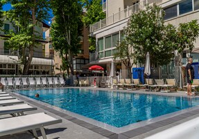 Una piscina al aire libre de temporada