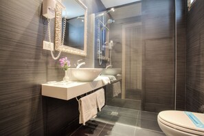 Dusche, Regendusche, kostenlose Toilettenartikel, Haartrockner