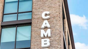 Rakennuksen julkisivussa on suuri kyltti, jossa lukee ”CAMBRIA”.