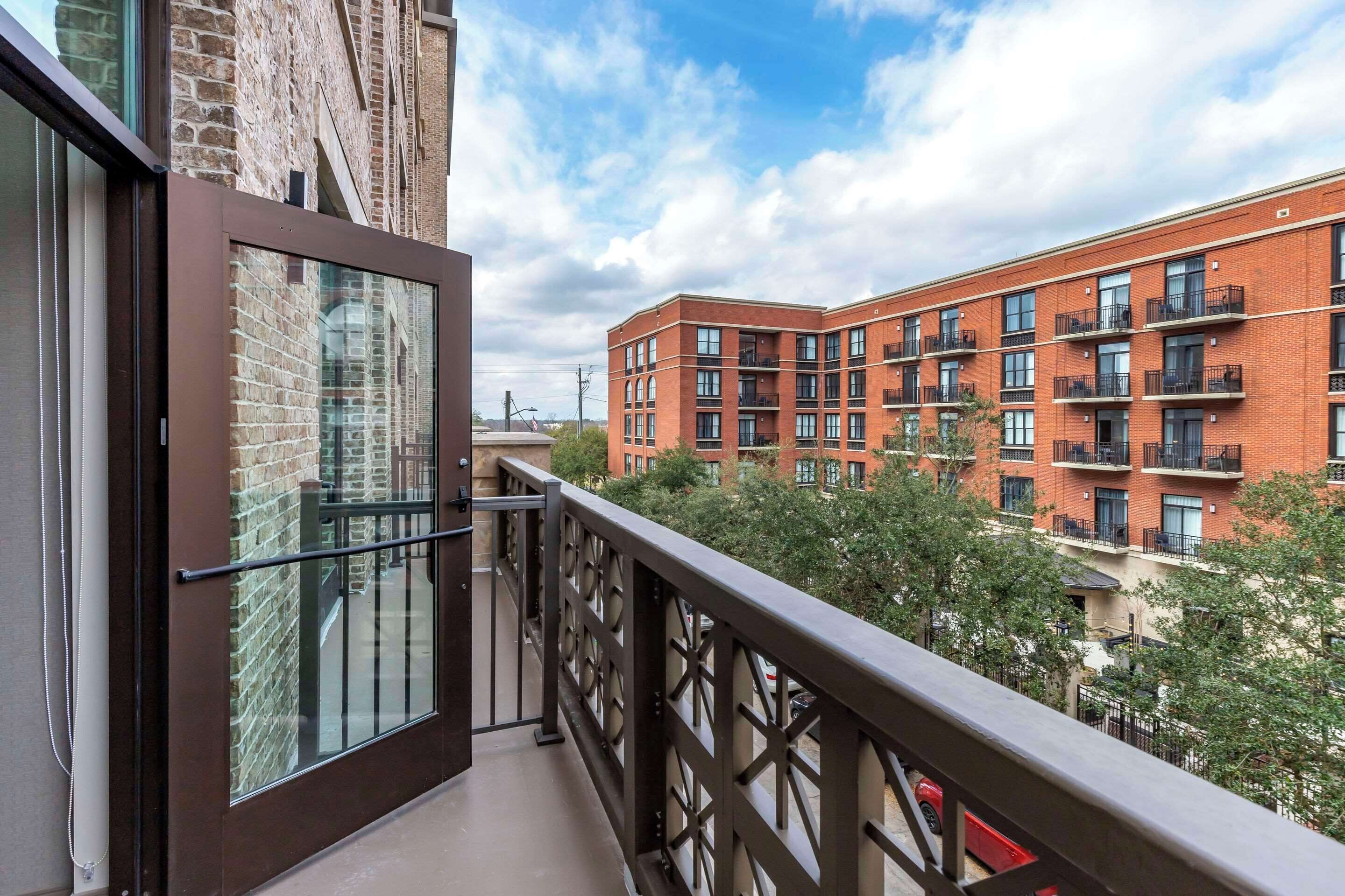 Premium bedding, in-room safe, desk, laptop workspace