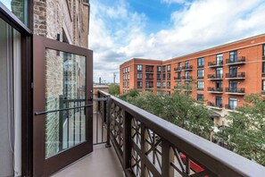 Premium bedding, in-room safe, desk, laptop workspace - Cambria Hotel Savannah Downtown Historic District (Savannah)