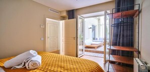 4 chambres, coffres-forts dans les chambres, bureau