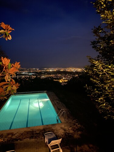 Maison atypique avec vue panoramique et piscine.