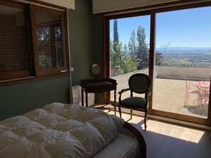 4 bedrooms, iron/ironing board, travel cot, free WiFi