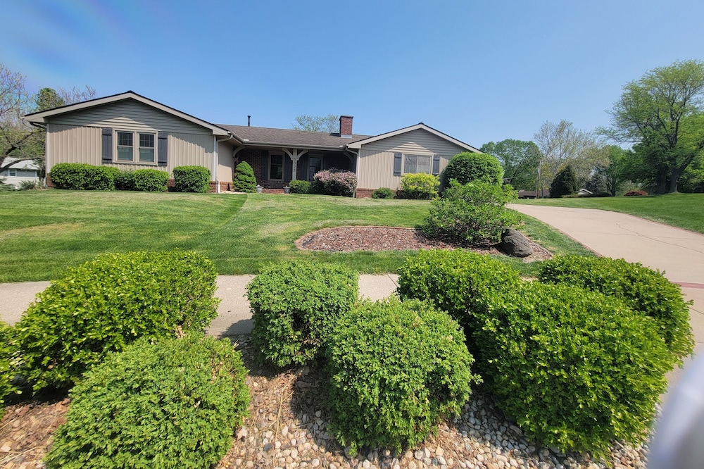 Great for families, near hospital, mins from downtown, Cat offices, restaurants