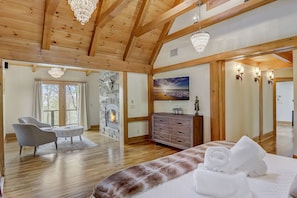 5 bedrooms, desk, iron/ironing board, travel cot