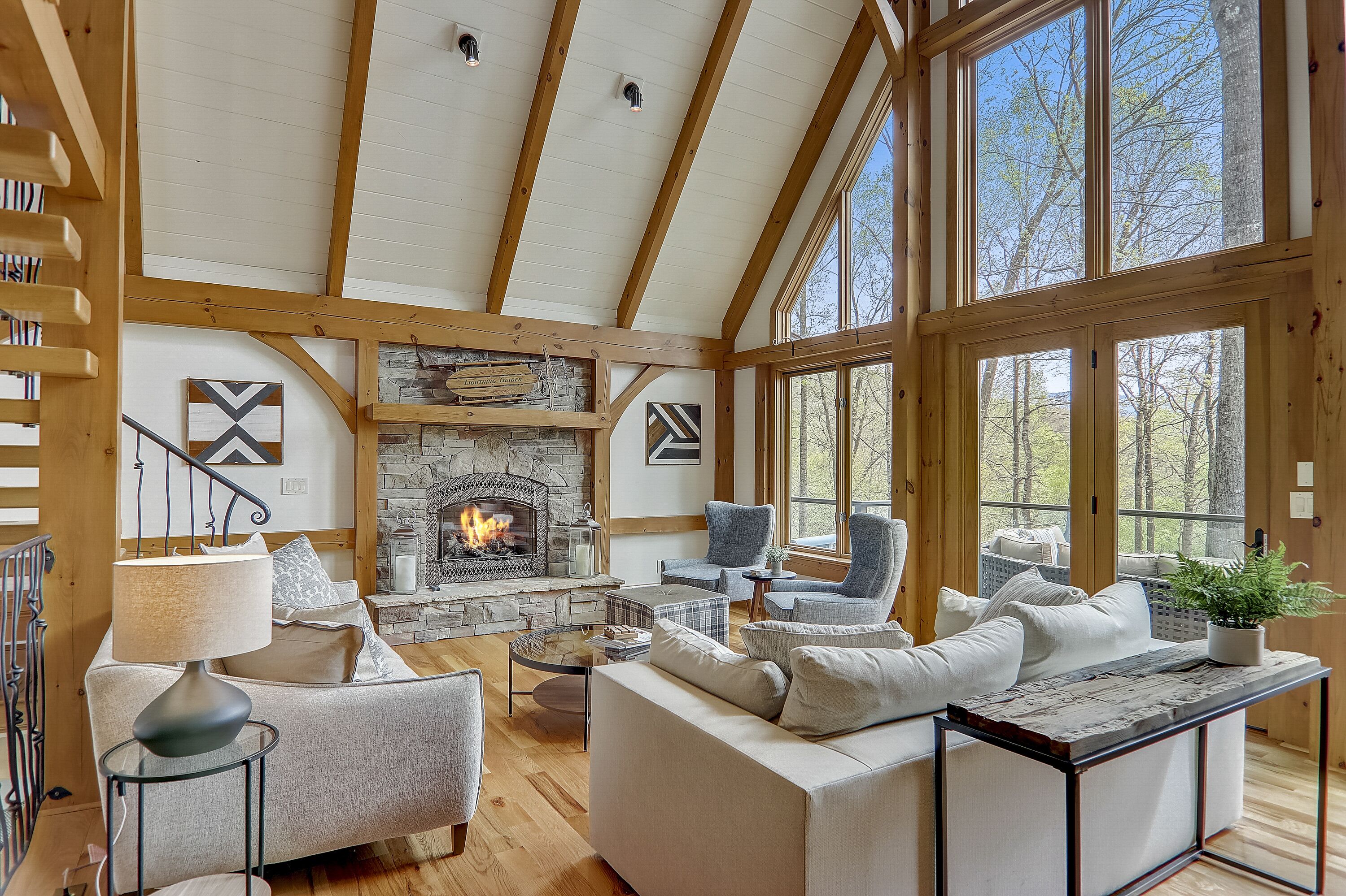 Televisión, chimenea, futbolito y libros 