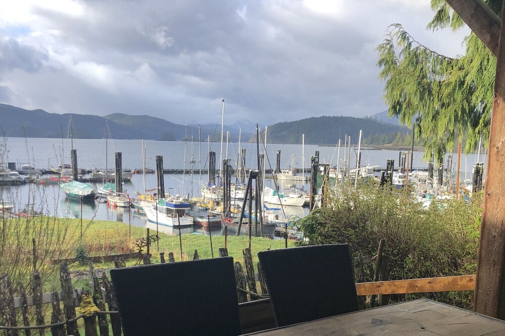 Dockside Daajing Giids , eclectic and laid back island style.