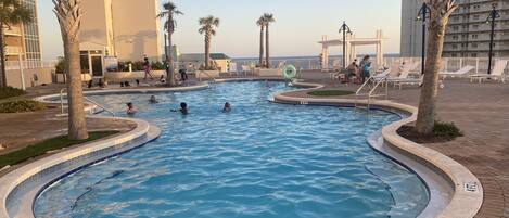 حمّام سباحة خارجي، حمّام سباحة مُدفَّأ