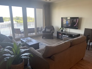 TV connectée, lecteur de DVD, livres