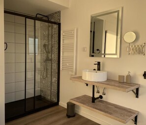 Combined shower/bathtub