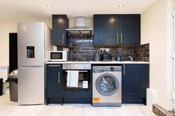 Luxury Studio, Private Bathroom (1 Bed Sleeps 2) | Private kitchen