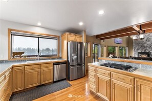 Jääkaappi, mikroaaltouuni, uuni, liesi