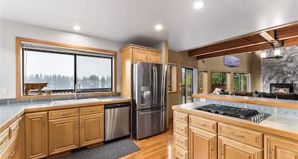 Private Lakefront Urban Oasis. Great Views. Boat, Fish, Jetski, Kayak, or Relax!