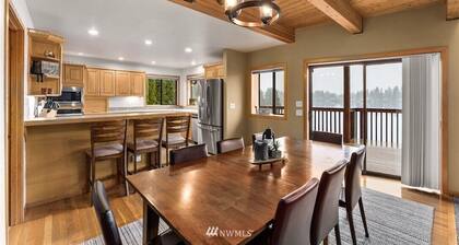 Private Lakefront Urban Oasis. Great Views. Boat, Fish, Jetski, Kayak, or Relax!