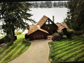 Exterior - Private Lakefront Urban Oasis. Great Views. Boat, Fish, Jetski, Kayak, or Relax! (Spanaway)