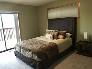 4 bedrooms, desk, iron/ironing board, free WiFi - Private Lakefront Urban Oasis. Great Views. Boat, Fish, Jetski, Kayak, or Relax! (Spanaway)