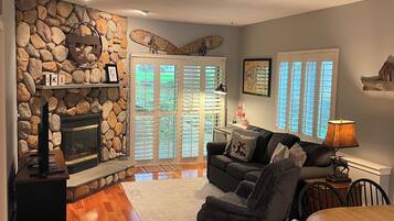 Smart TV, fireplace