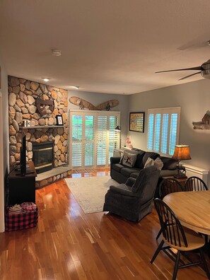 Smart TV, fireplace - Ski, Bike, Hike & Relax: 2-Bedroom Condo w/ Pool & SPA. Minutes to Killington! (Killington)