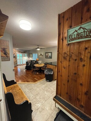 Interior - Ski, Bike, Hike & Relax: 2-Bedroom Condo w/ Pool & SPA. Minutes to Killington! (Killington)