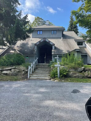 Exterior - Ski, Bike, Hike & Relax: 2-Bedroom Condo w/ Pool & SPA. Minutes to Killington! (Killington)