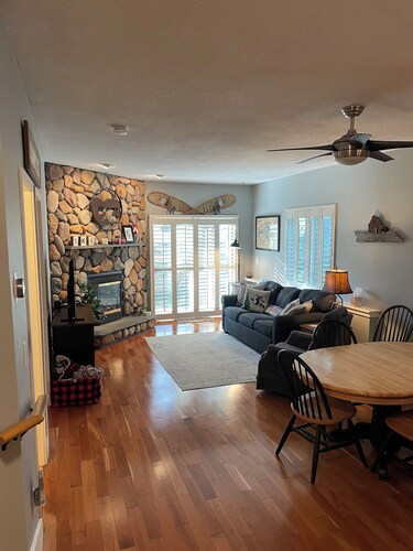 Ski, Bike, Hike & Relax: 2-Bedroom Condo w/ Pool & SPA. Minutes to Killington!