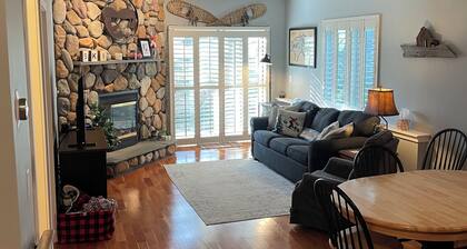 Ski, Bike, Hike & Relax: 2-Bedroom Condo w/ Pool & SPA. Minutes to Killington!