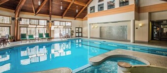 Ski, Bike, Hike & Relax: 2-Bedroom Condo w/ Pool & SPA. Minutes to Killington!
