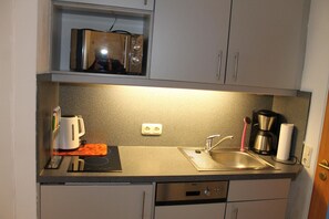 Kühlschrank, Mikrowelle, Herdplatte, Geschirrspüler